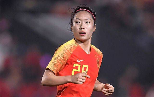 她已经离开国内很长时间了，所以，对国内的很多房地产之类的东西并不了解，也不了解汤臣一品这四个字在国内代表着什么。